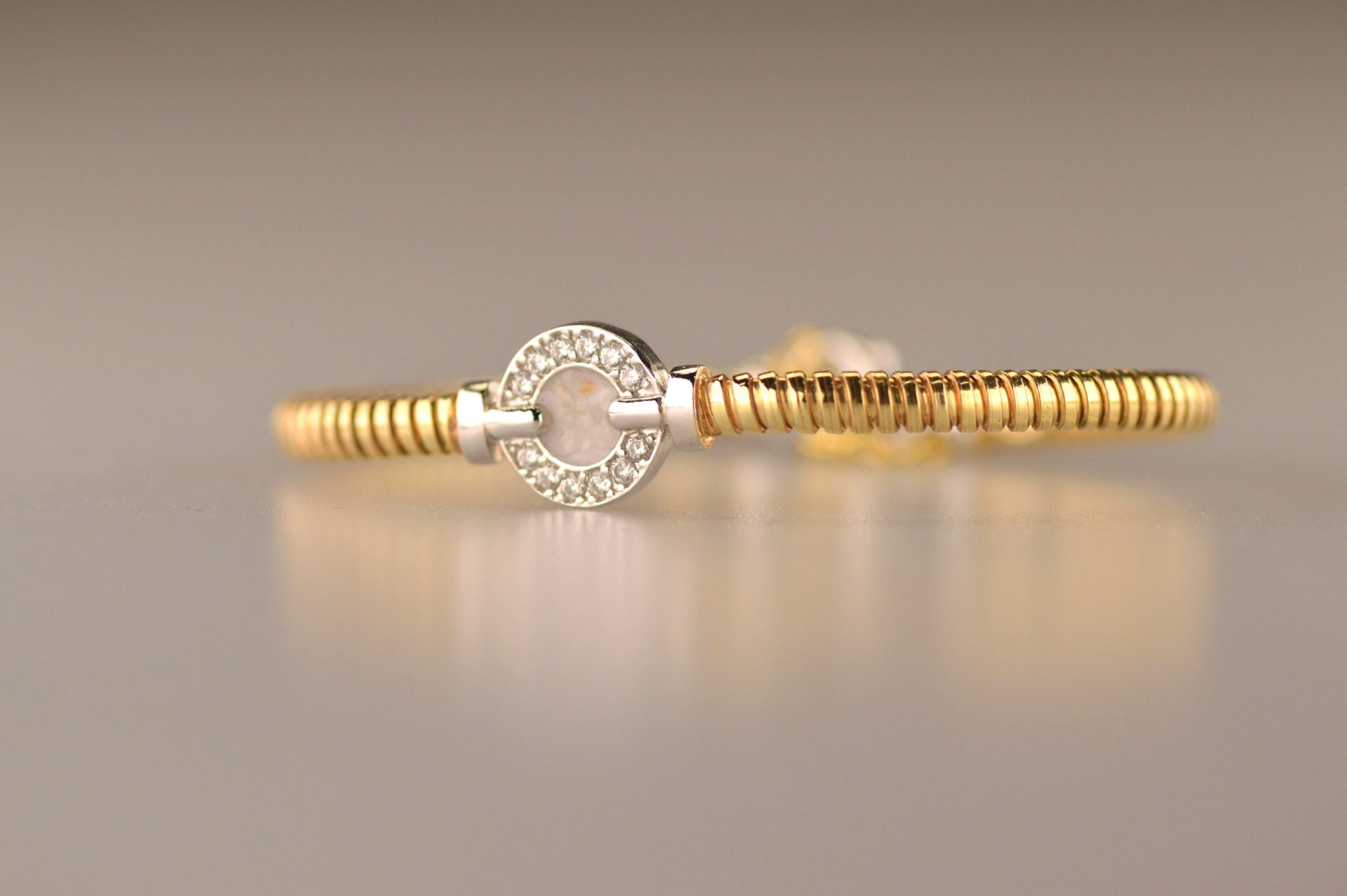 As armband  afgewerkt rondom met zirkonia's