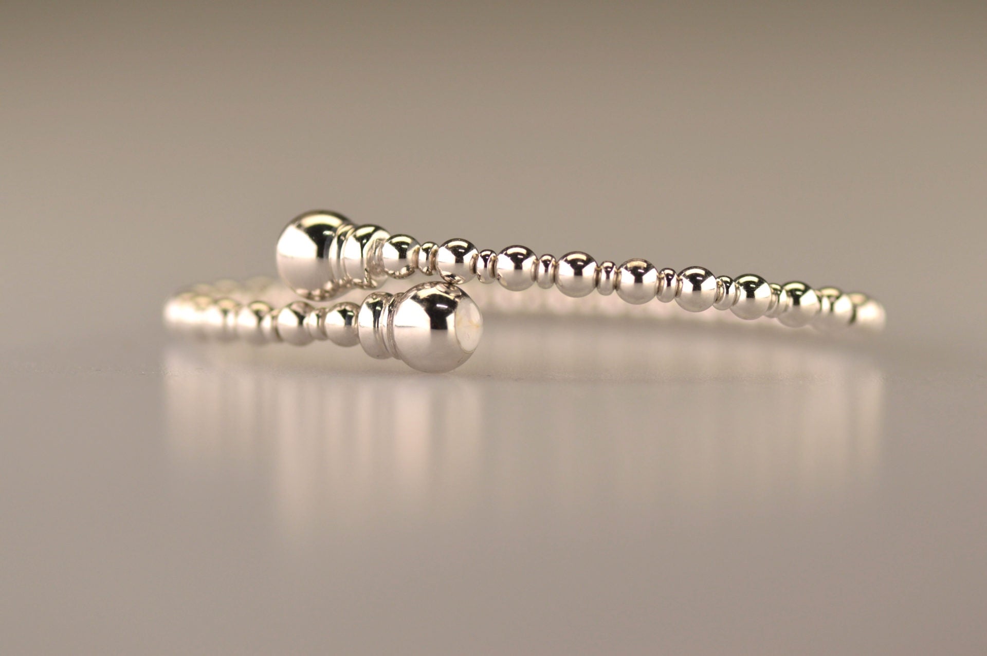 Zilveren flexibele bolletjes as armband twee compartimenten. Alle