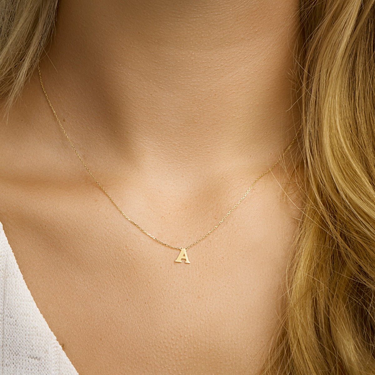 Elegant 14 KT geelgouden anker colier uitgevoerd met een letter uit onze collectie gedenksieraden. Alle