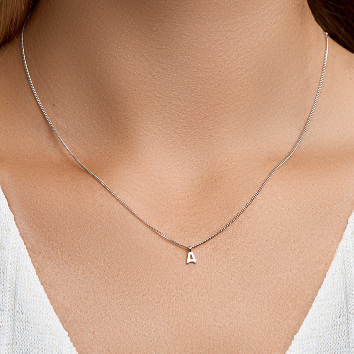 Elegant zilveren 925 sterling collier uitgevoerd met een letter uit onze collectie gedenksieraden. Alle