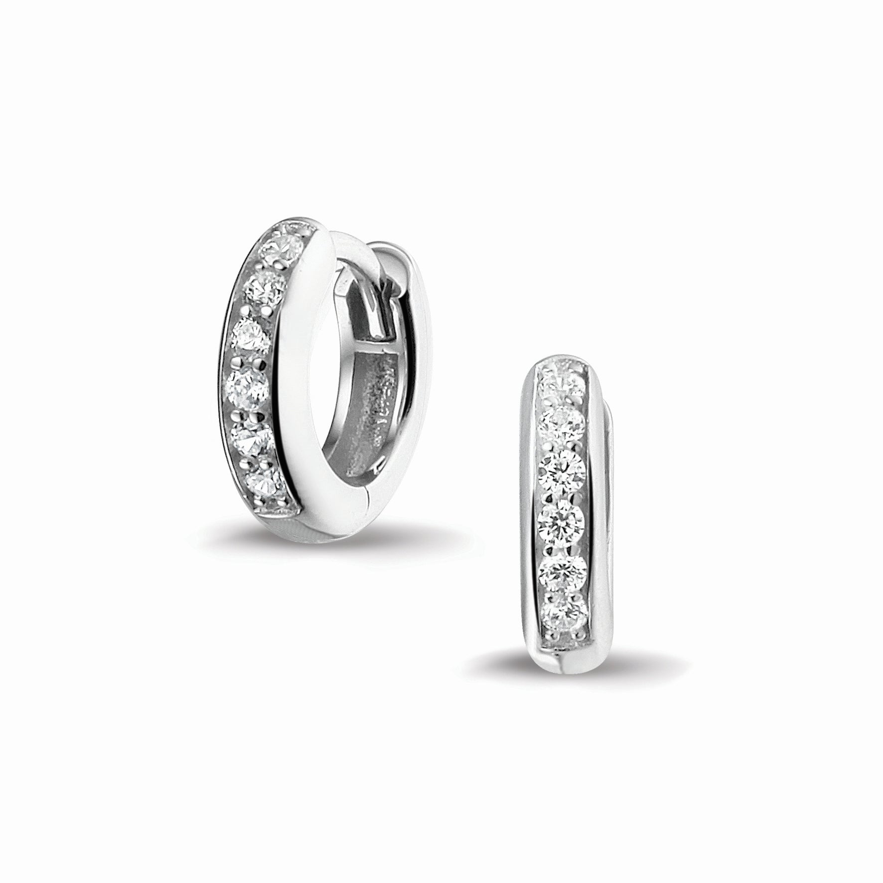 Ovaal gevormde oorhangers, 18 mm lang rondom afgewerkt met zirkonia's, aan de voorzijde zichtbaar gevuld met as of haar. Alle