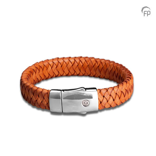 De lederen armband is voorzien van een 925 sterling zilveren sluiting en voorzien van een klein askamertje.