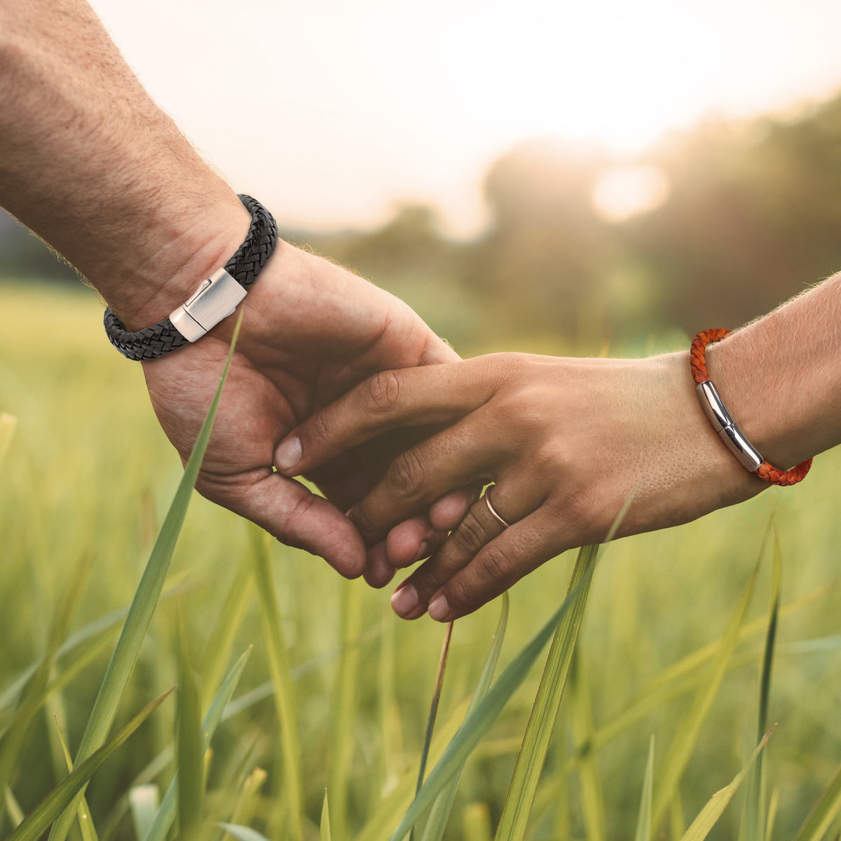 De lederen armband is voorzien van een 925 sterling zilveren sluiting en voorzien van een klein askamertje.alle