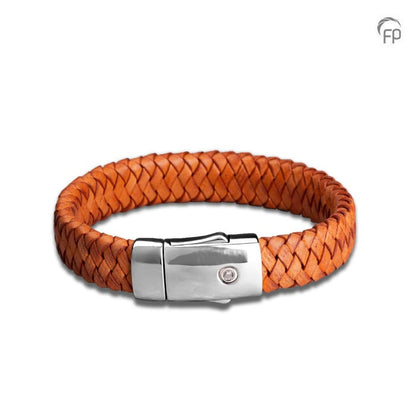 De lederen armband is voorzien van een 925 sterling zilveren sluiting en voorzien van een klein askamertje.