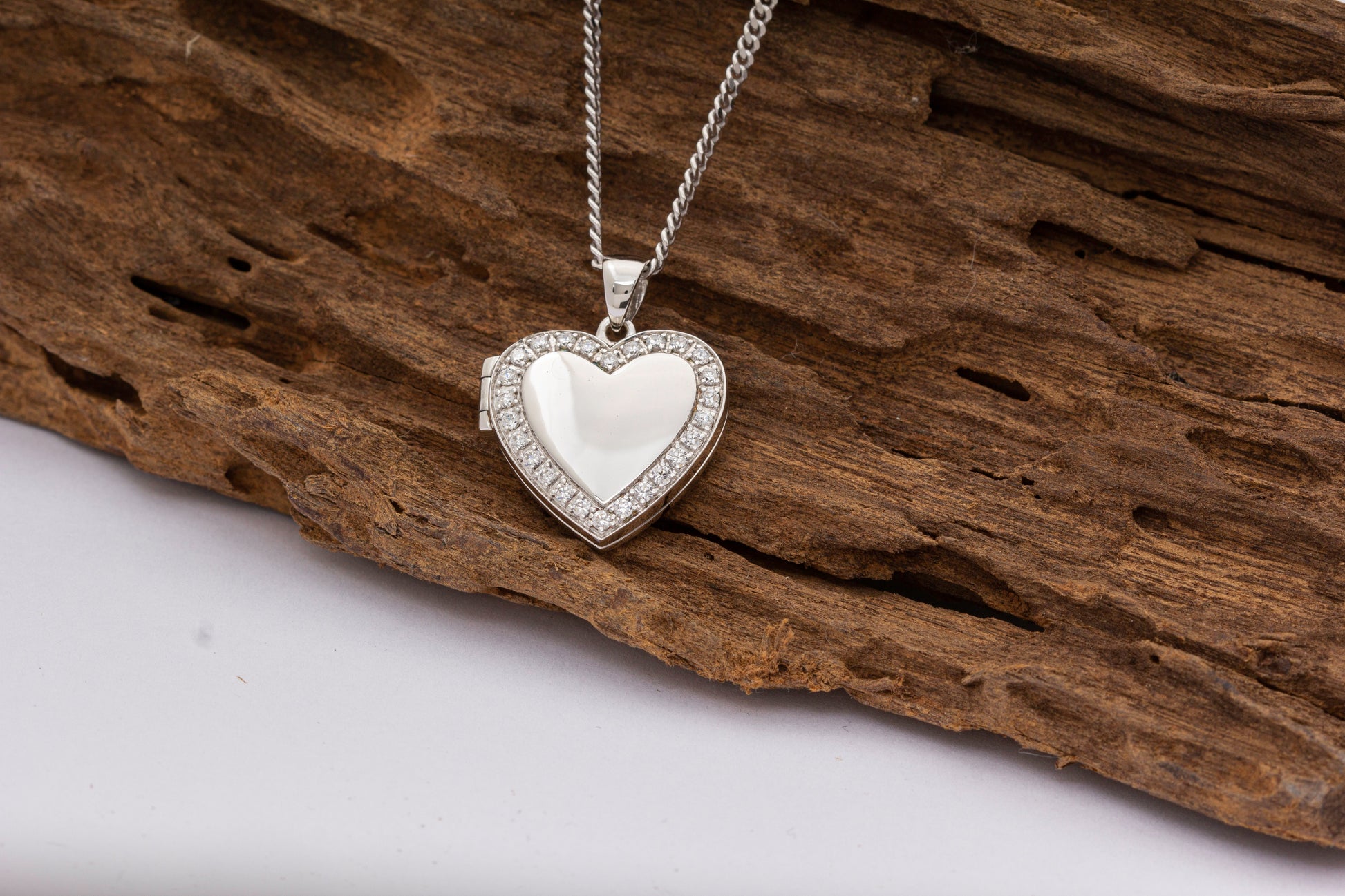 Hart medaillon, in zilver afgewerkt met zirkonia's, in goud met diamanten.  De ashangers zijn zelf te vullen en te bestellen in zilver 925 sterling, geelgoud en witgoud.alle