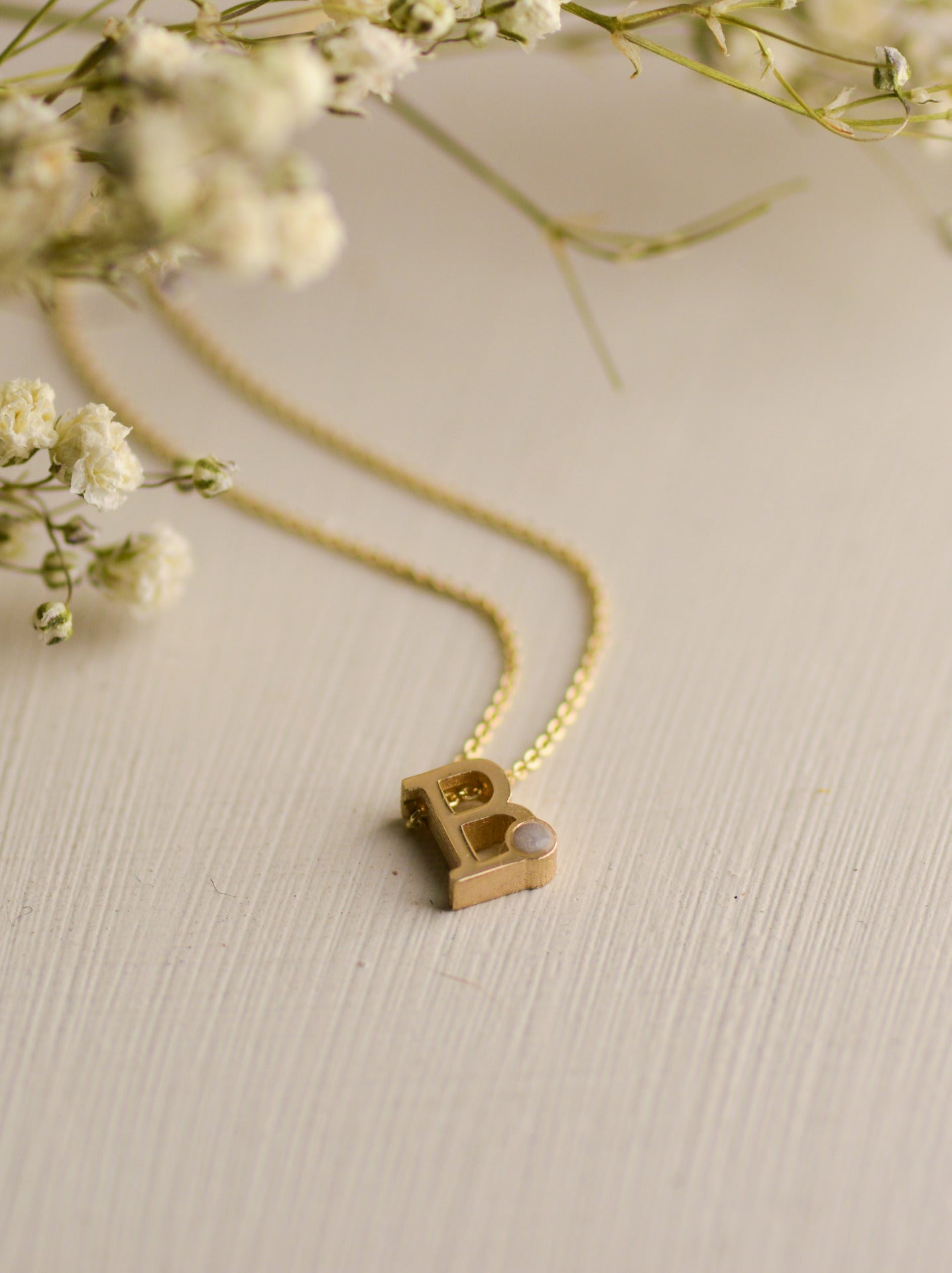 14 KT geelgouden initiaal/letter ashanger  inclusief collier/ketting. Alle