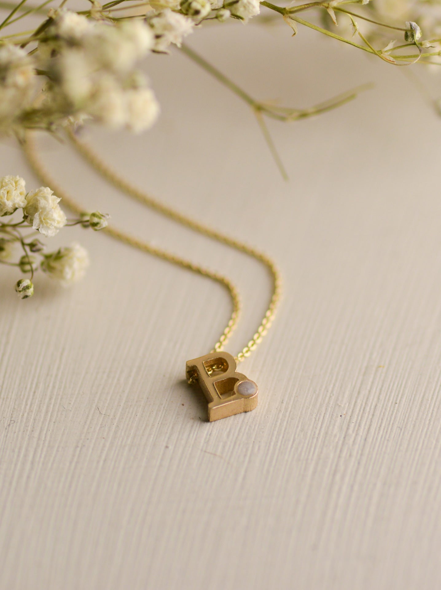 14 KT initiaal/letter ashanger inclusief collier/ketting.alle