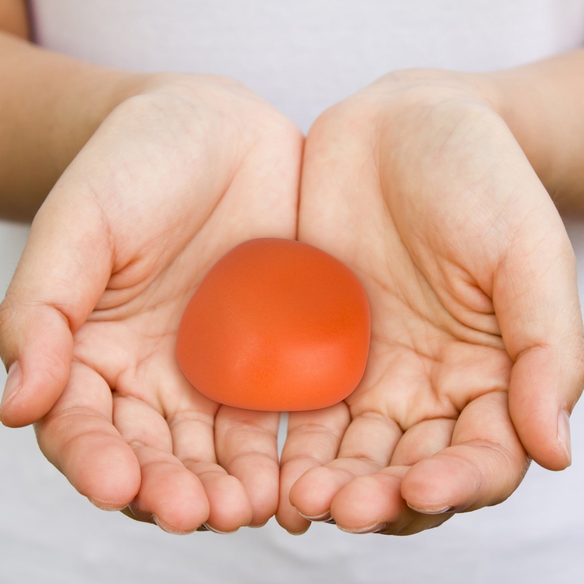 Deze keramische knuffelkeitjes worden op ambachtelijke wijze vervaardigd, waardoor geen enkel keitje hetzelfde is en voorzien van een bijzondere laklaag. 