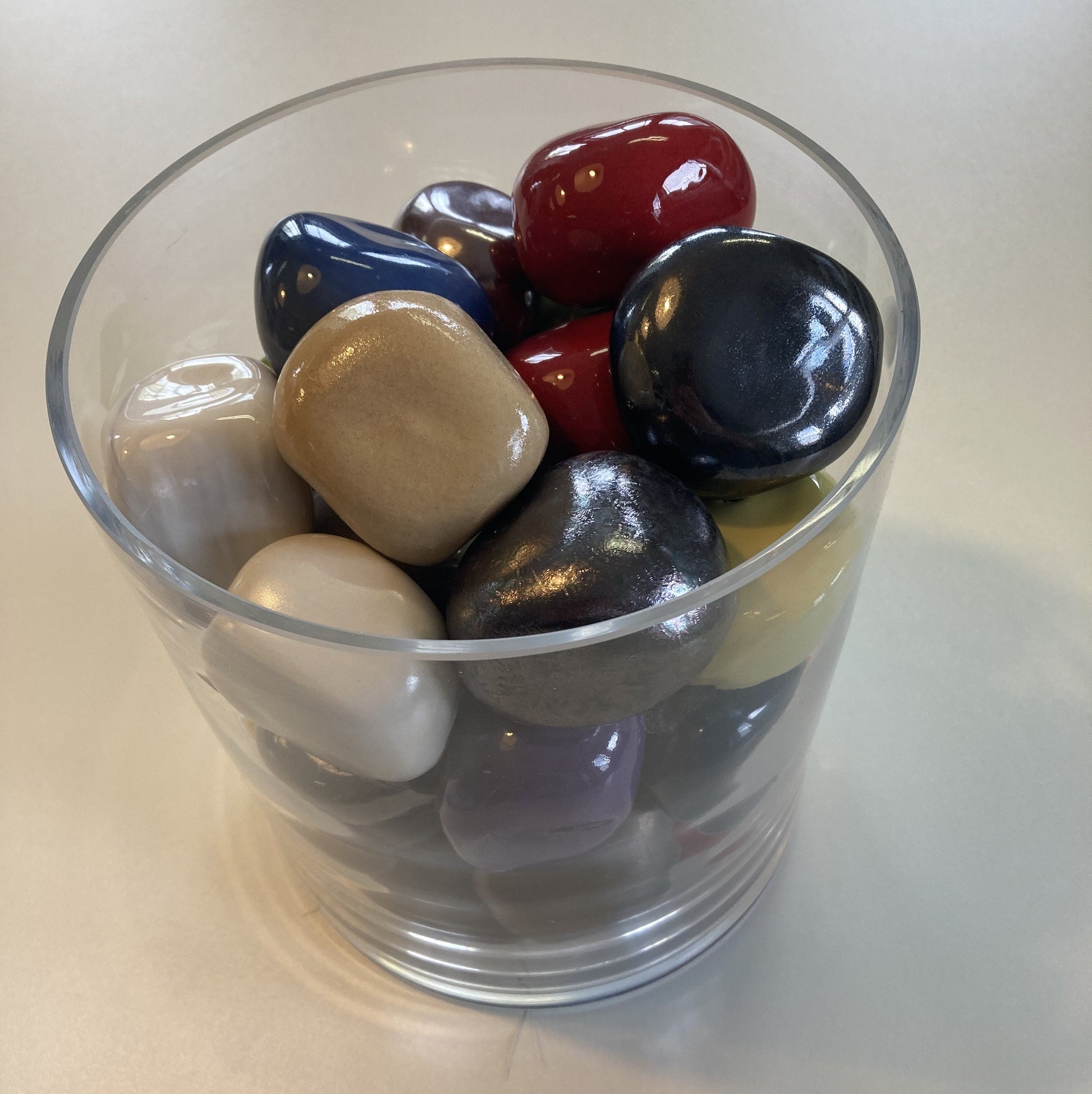 Deze keramische knuffelkeitjes worden op ambachtelijke wijze vervaardigd, waardoor geen enkel keitje hetzelfde is en voorzien van een bijzondere laklaag. 