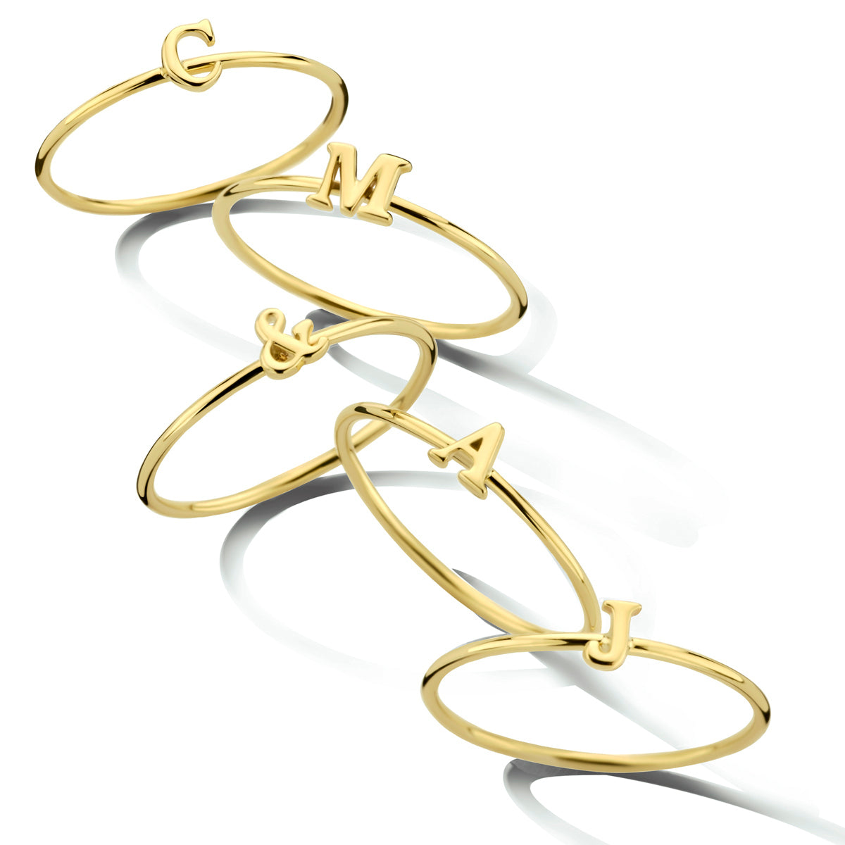 14 KT geelgouden aanschuifring met letter van het alfabet. Ook het "&"teken is beschikbaar om letters te combineren met een andere letter aanschuifring. 