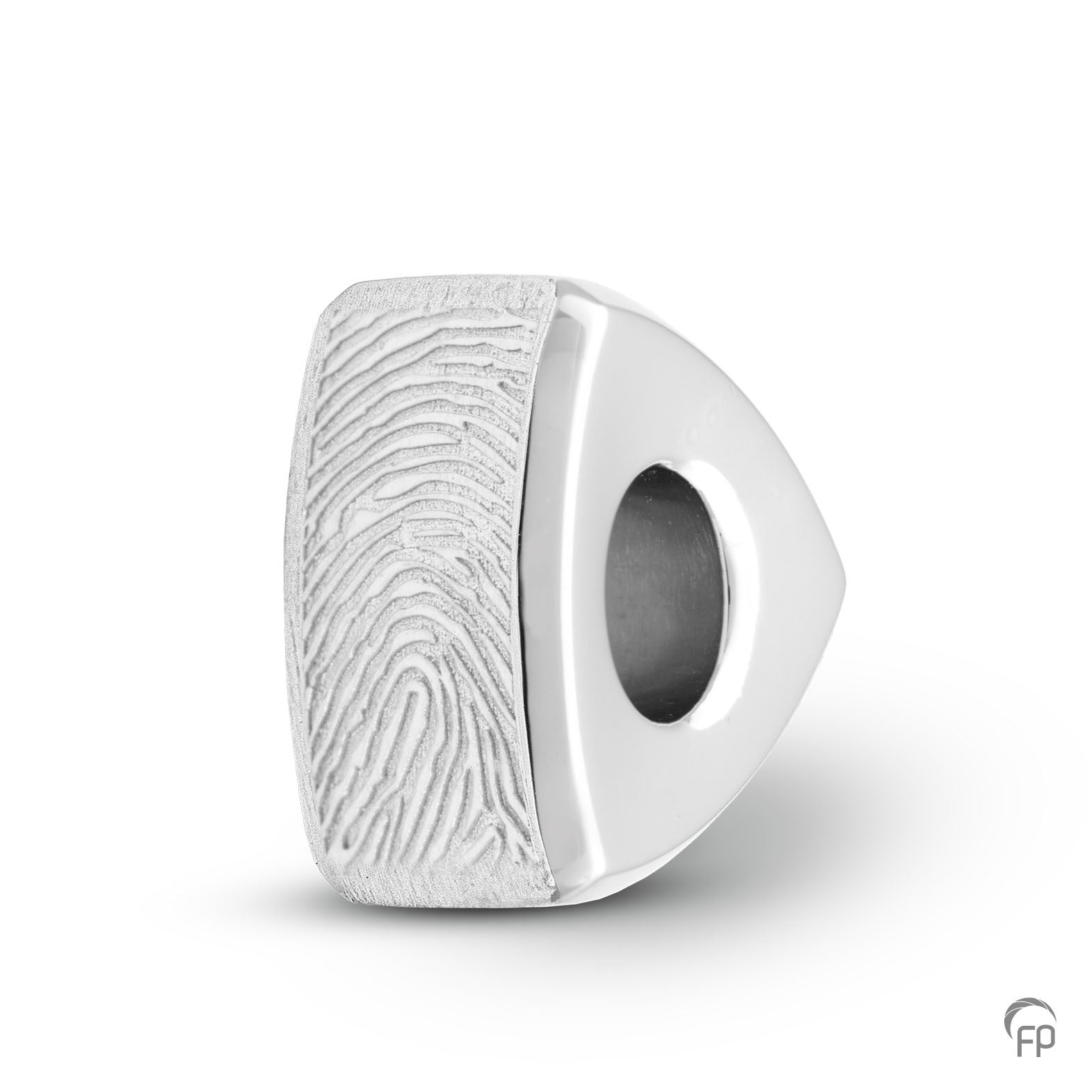 Hoogte: 14 mm, Afwerking: Mat. De gedenkbedel is enerzijds geschikt om as en haar in te verwerken en tevens om een vingerafdruk of andere gravure op af te beelden. 