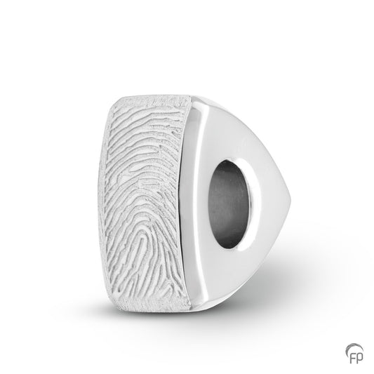 Hoogte: 14 mm, Afwerking: Mat. De gedenkbedel is enerzijds geschikt om as en haar in te verwerken en tevens om een vingerafdruk of andere gravure op af te beelden. 