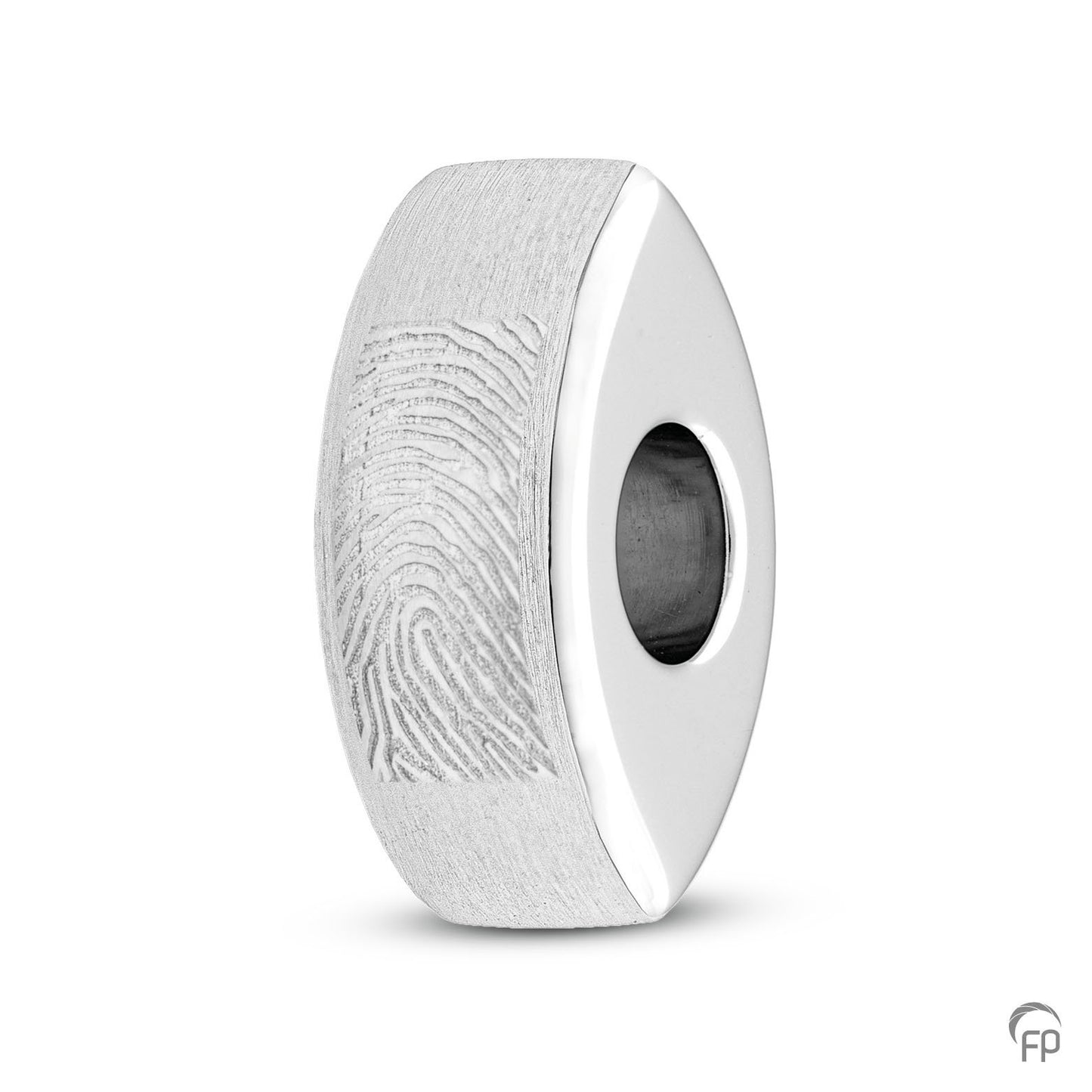 Hoogte: 16 mm, Afwerking: Mat. De gedenkbedel in de vorm van een oog is enerzijds geschikt om as en haar in te verwerken en tevens om een vingerafdruk of andere gravure op af te beelden. 
