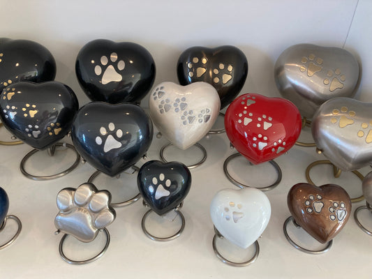 Deze orginele  metalen mini urn is gemaakt van hoogwaardige materialen zoals messing en aluminium, voorzien van een laklaag.alle