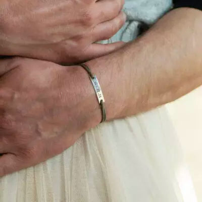 Para koord armband, met graveerplaatje aan de voorzijde. Alle