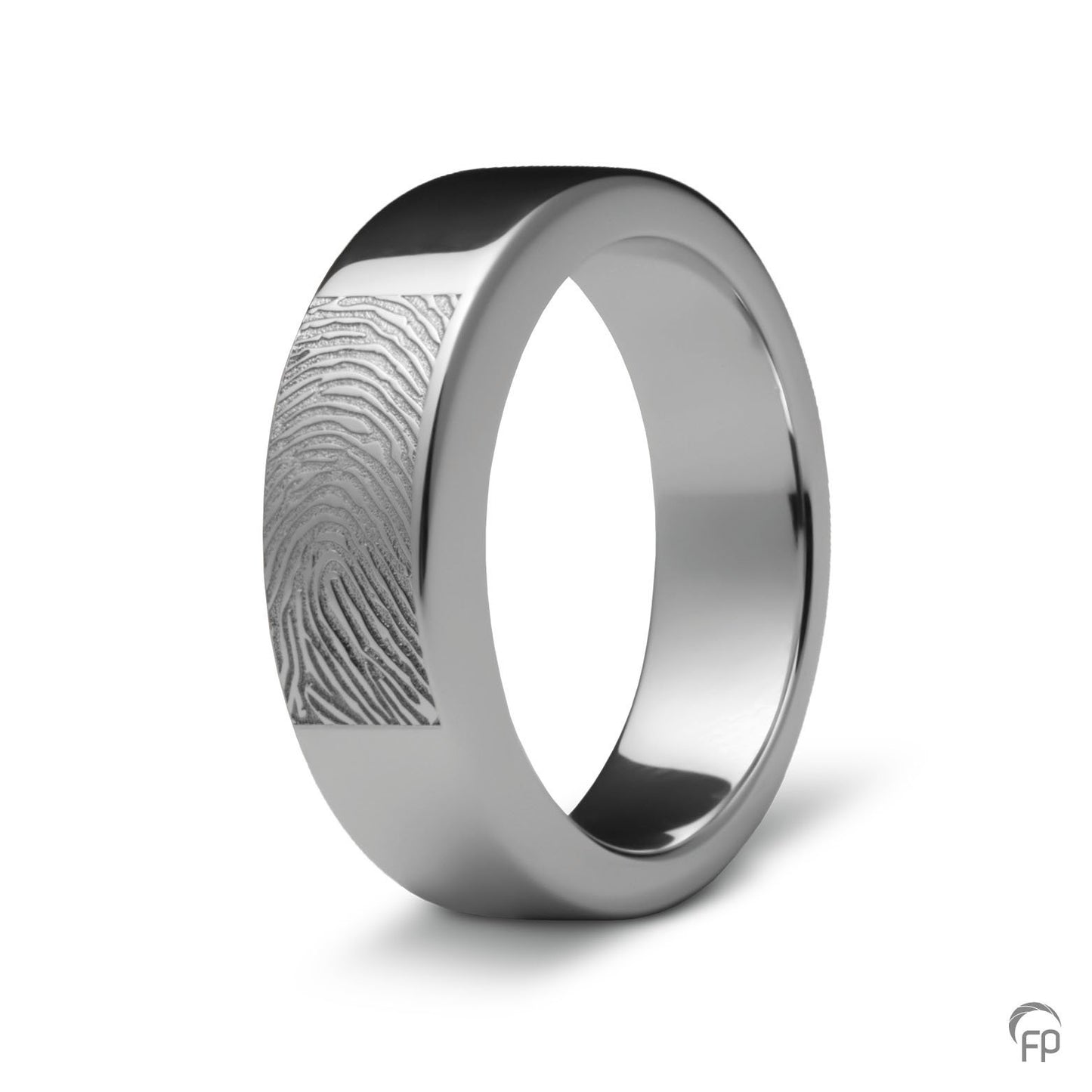 Deze asring van 6 mm breedte met vingerafdruk is heeft een subtiel weggewerkt askamertje, waar een symbolische hoeveelheid as of haar in kan bewaard worden. 
