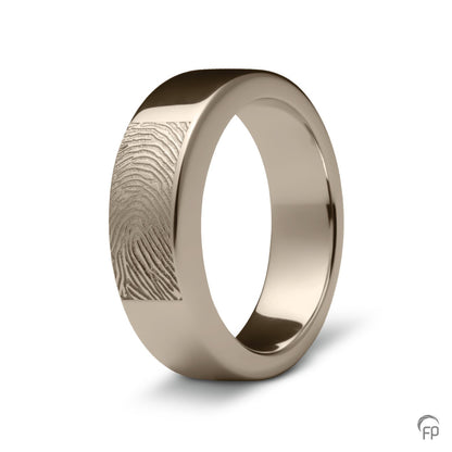 Deze asring van 6 mm breedte met vingerafdruk is heeft een subtiel weggewerkt askamertje, waar een symbolische hoeveelheid as of haar in kan bewaard worden. 