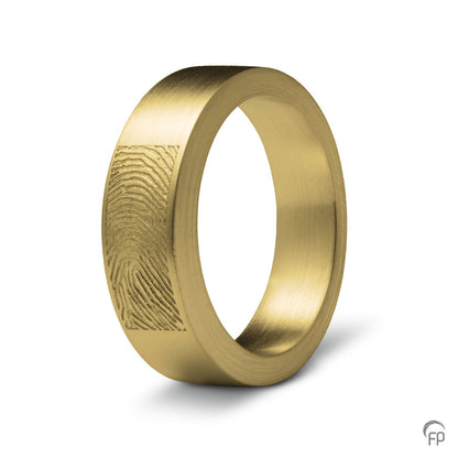 Deze asring van 6 mm breedte met vingerafdruk is heeft een subtiel weggewerkt askamertje, waar een symbolische hoeveelheid as of haar in kan bewaard worden. 