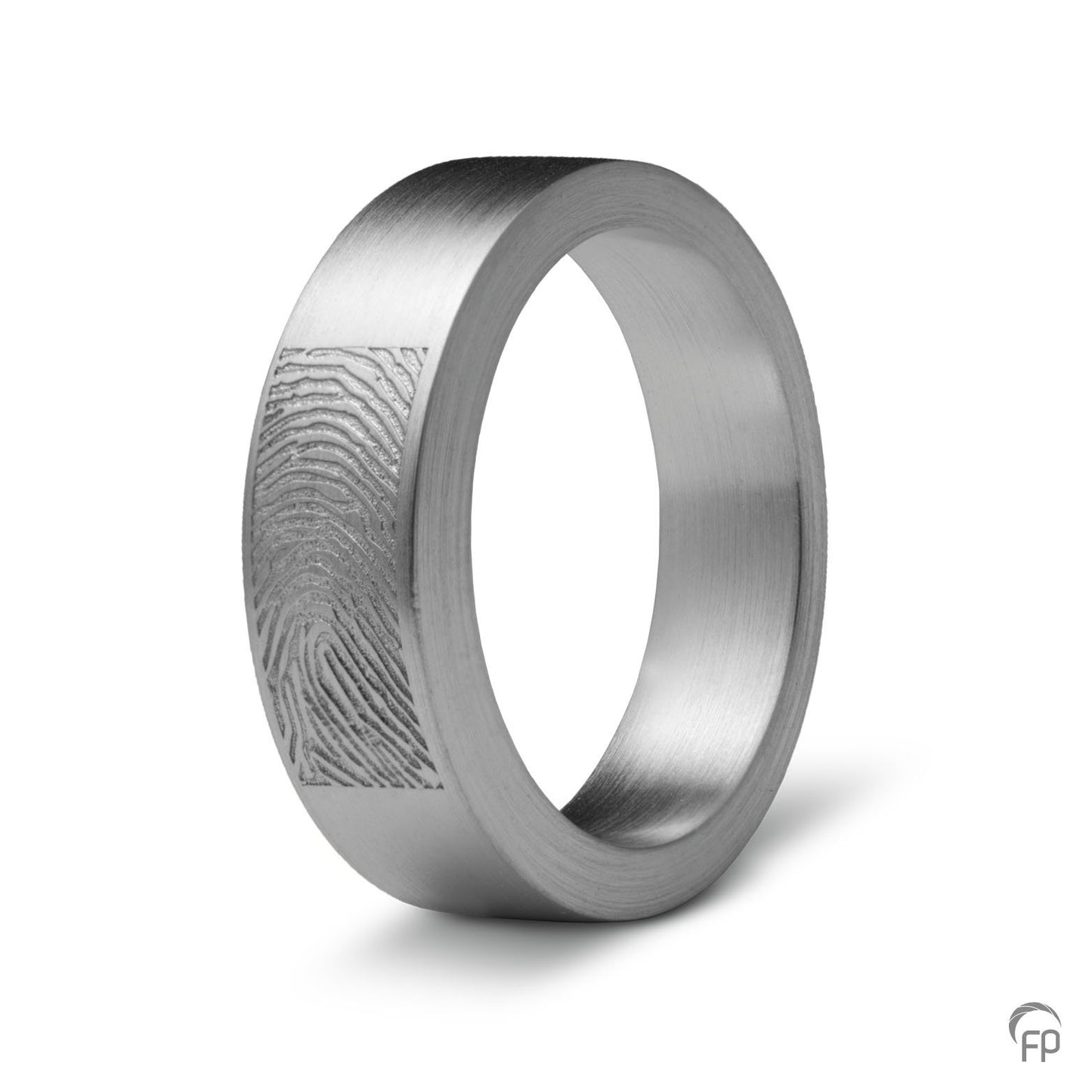 Deze asring van 6 mm breedte met vingerafdruk is heeft een subtiel weggewerkt askamertje, waar een symbolische hoeveelheid as of haar in kan bewaard worden. 
