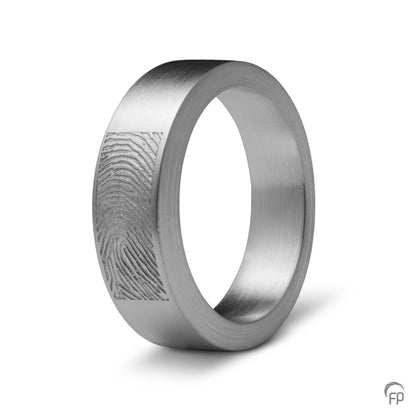 Deze asring van 6 mm breedte met vingerafdruk is heeft een subtiel weggewerkt askamertje, waar een symbolische hoeveelheid as of haar in kan bewaard worden. 