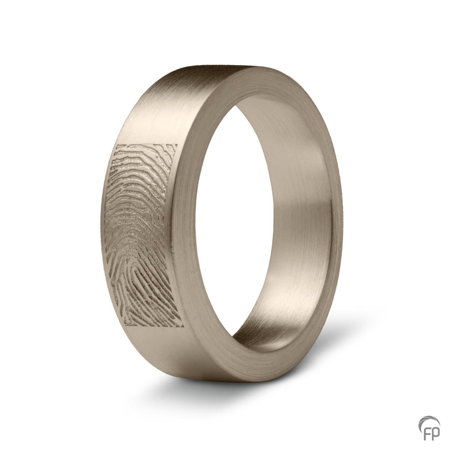 Deze asring van 6 mm breedte met vingerafdruk is heeft een subtiel weggewerkt askamertje, waar een symbolische hoeveelheid as of haar in kan bewaard worden. 