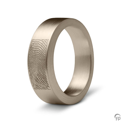 Deze asring van 6 mm breedte met vingerafdruk is heeft een subtiel weggewerkt askamertje, waar een symbolische hoeveelheid as of haar in kan bewaard worden. 