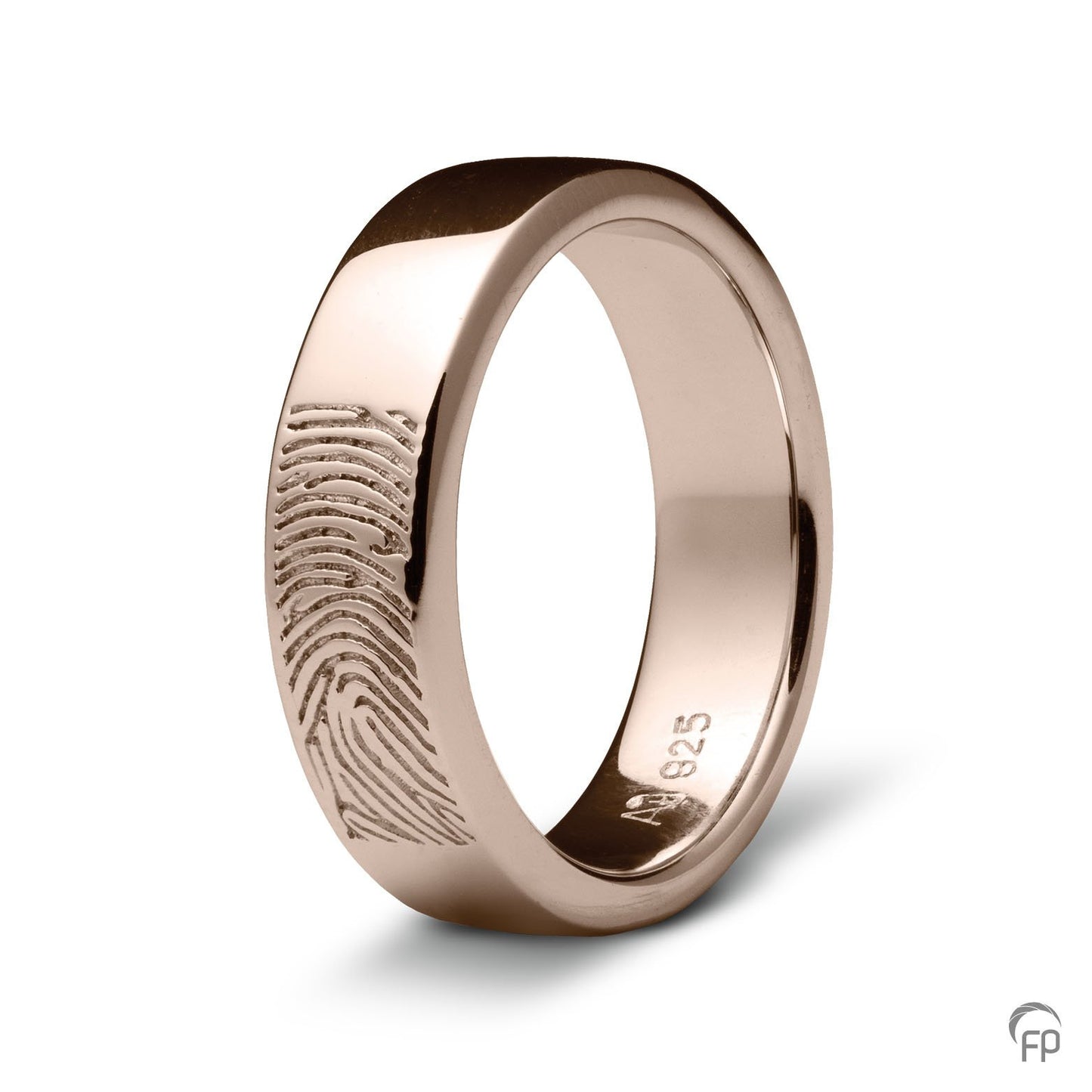 Deze ring van 6 mm breedte met vingerafdruk, heeft een stijlvol en strak design. Het is een tijdloos gedenksieraad met een afwerking naar keuze in glans of matte look. 