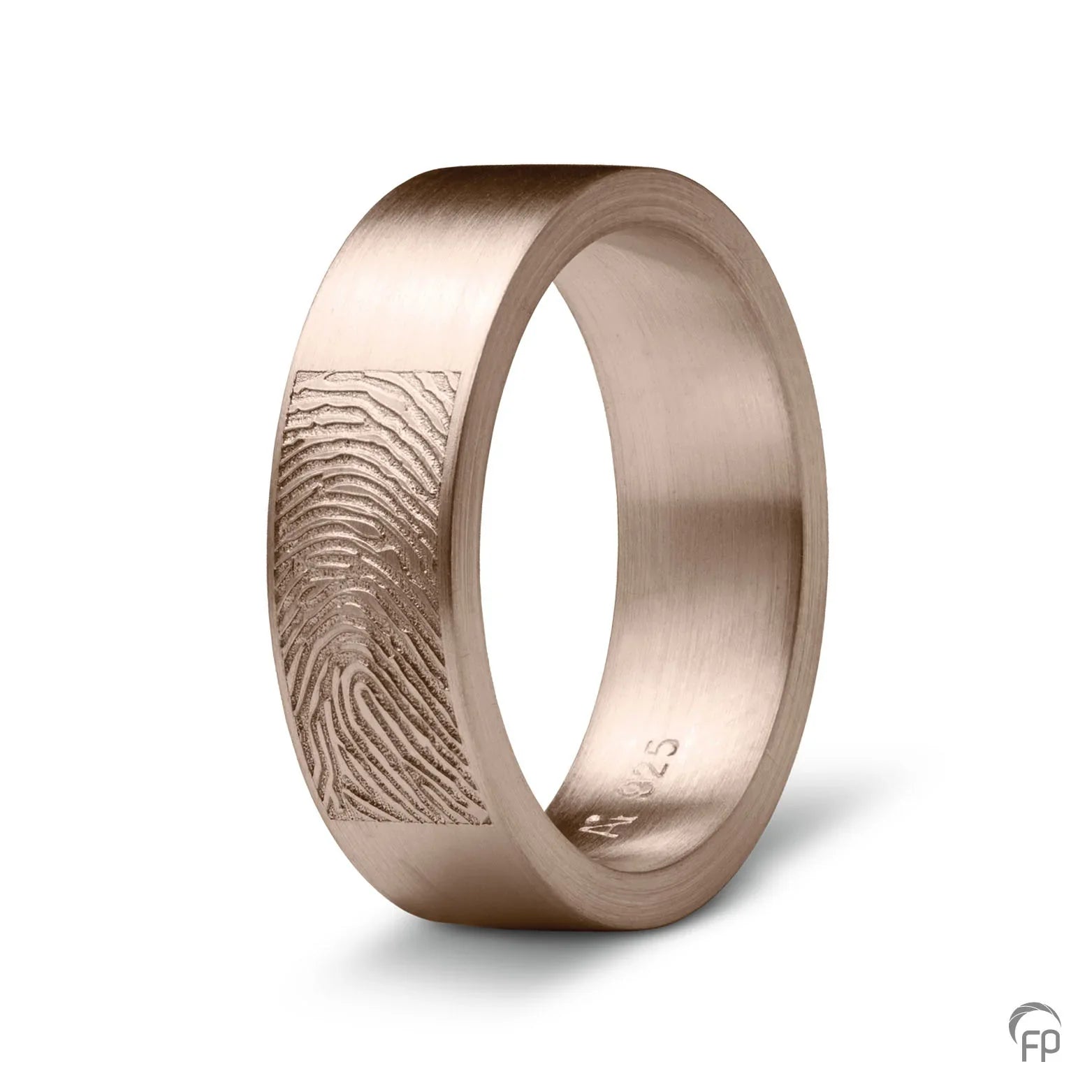 Deze asring van 8 mm breedte met vingerafdruk is heeft een subtiel weggewerkt askamertje, waar een symbolische hoeveelheid as of haar in kan bewaard worden. 