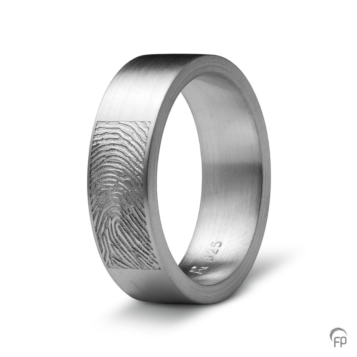 Deze ring van 6 mm breedte met vingerafdruk, heeft een stijlvol en strak design. Het is een tijdloos gedenksieraad met een afwerking naar keuze in glans of matte look. 