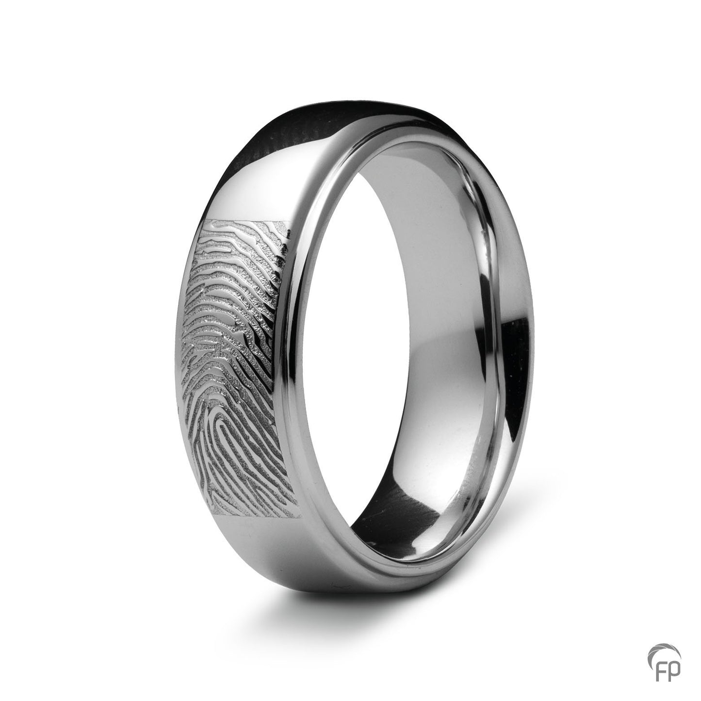Deze ring van 6 mm breedte met vingerafdruk, heeft een stijlvol en strak design. Het is een tijdloos gedenksieraad met een afwerking naar keuze in glans of matte look. 