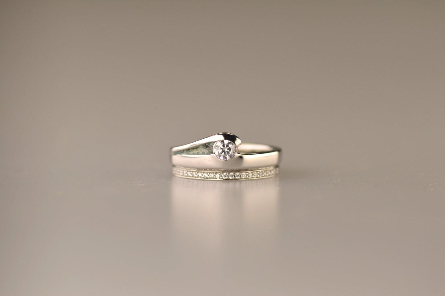 Gedenksieraad, creatieve ring waar aan de zijkant zichtbaar as of haar verwerkt onder de edelsteen naar keuze, een buitenste band is deels gezet met zirkonia's of diamanten naar keuze. Alle
