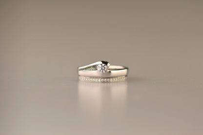 Gedenksieraad, creatieve ring waar aan de zijkant zichtbaar as of haar verwerkt onder de edelsteen naar keuze, een buitenste band is deels gezet met zirkonia's of diamanten naar keuze. Alle