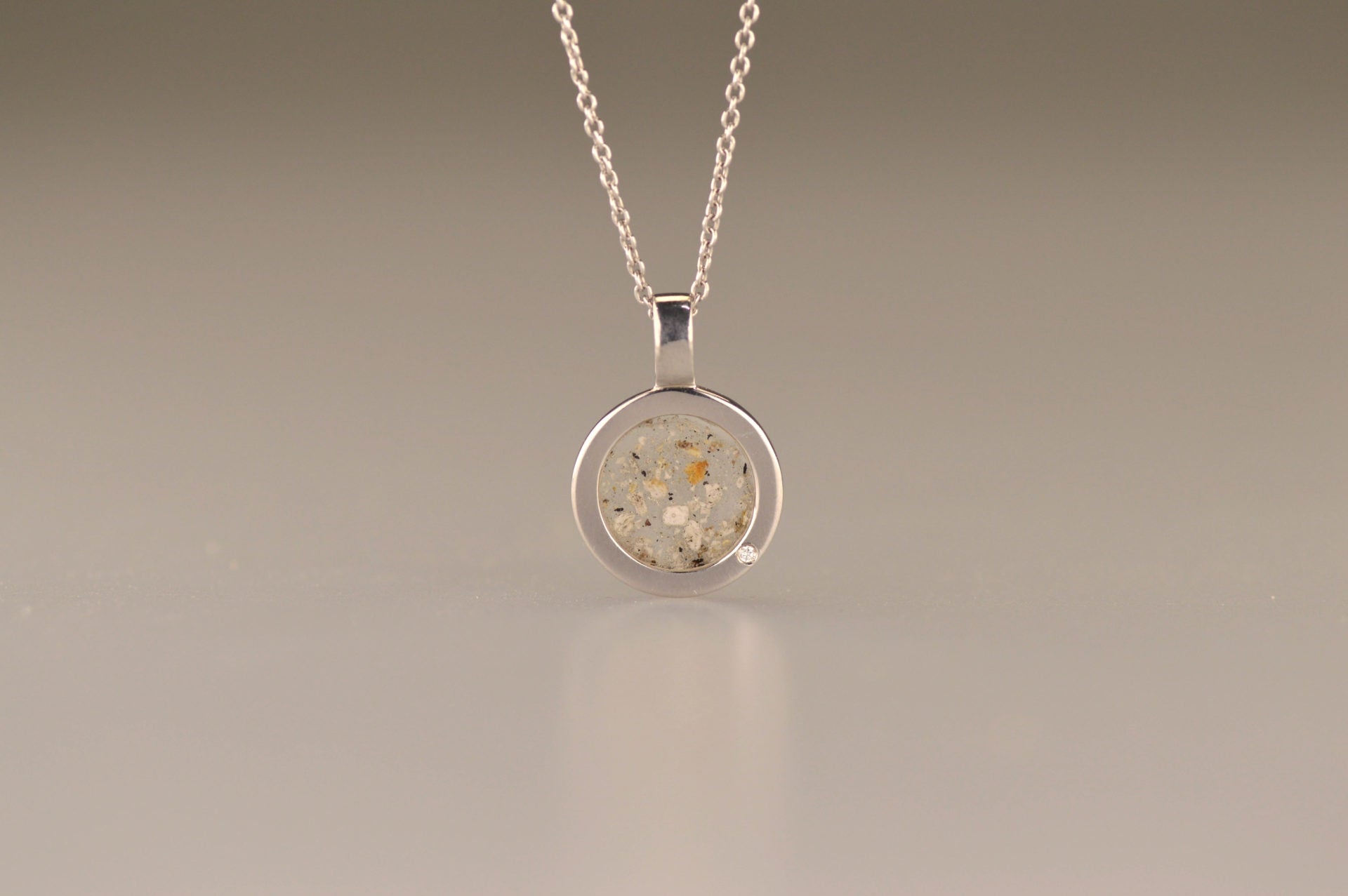 Ashanger rond, gedenksieraad, waar as en haar in verwerkt wordt.alle