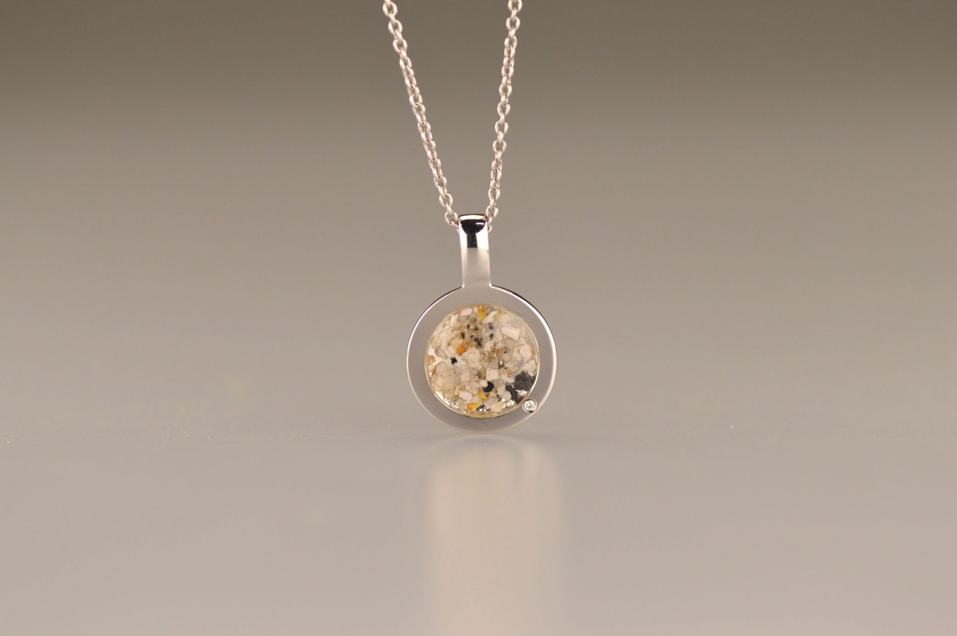 Ashanger rond, gedenksieraad, waar as en haar in verwerkt wordt.alle