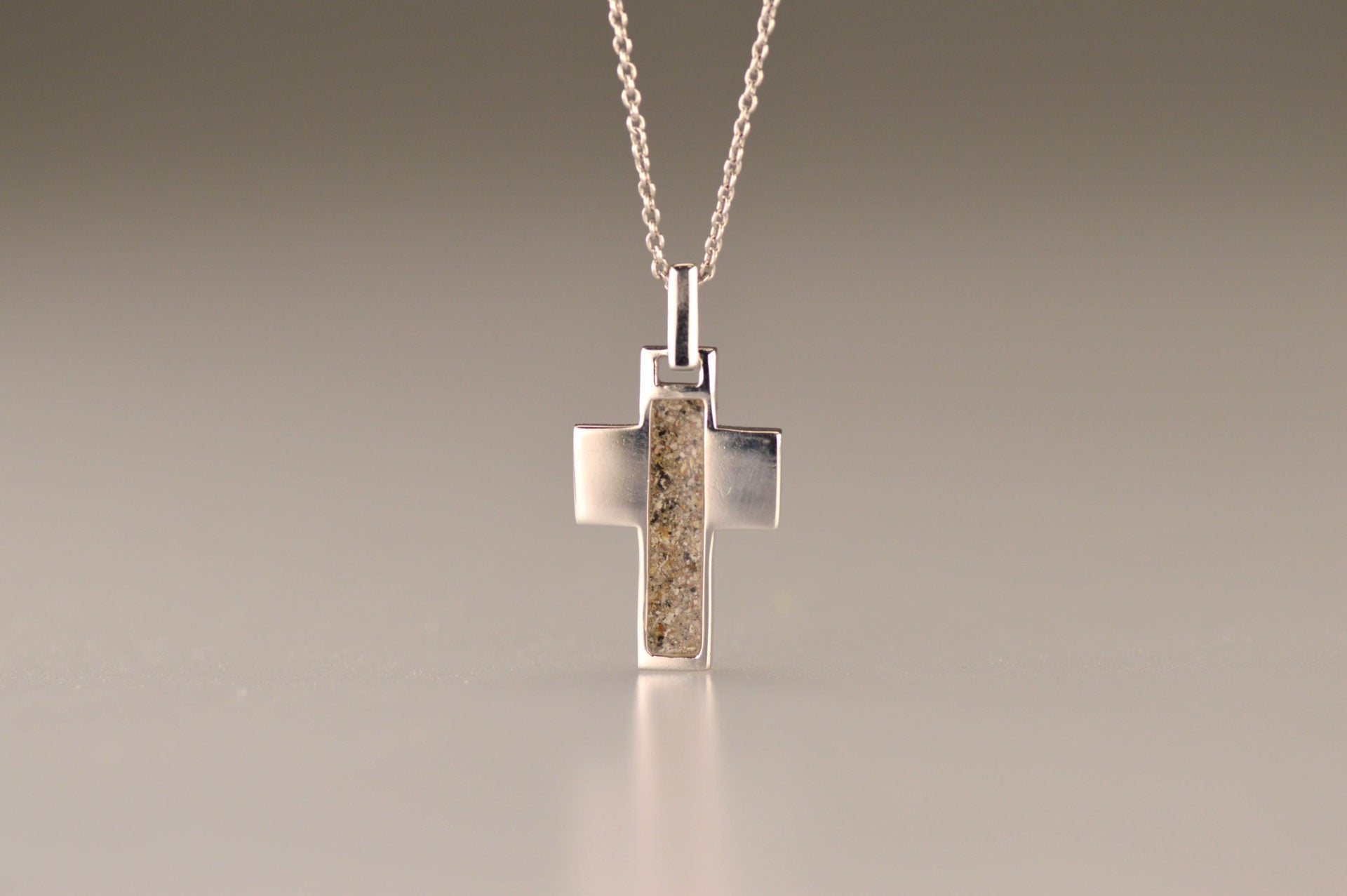 Ashanger kruis, gedenksieraad, waar as en haar in verwerkt wordt.alle