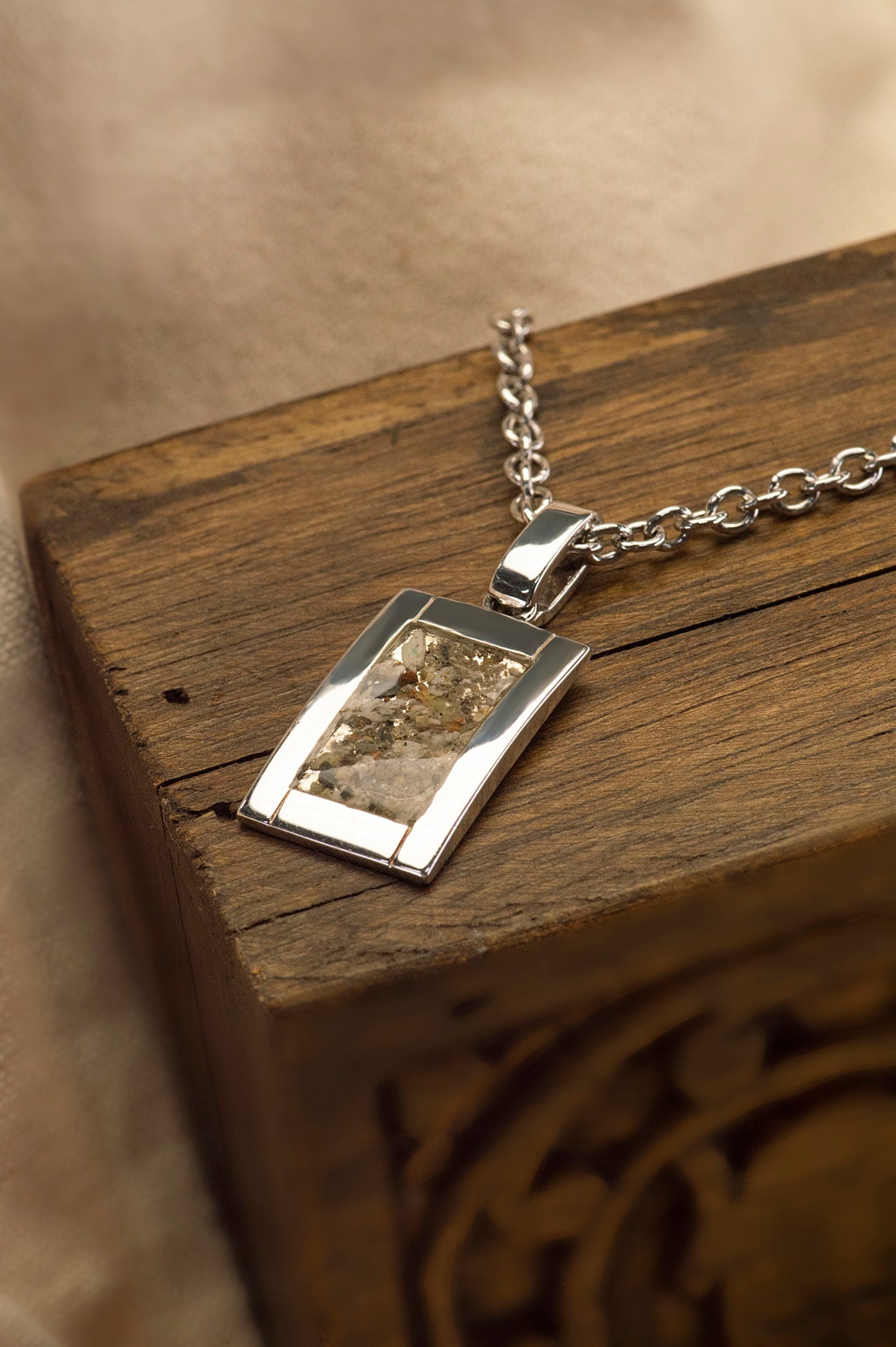 Ashanger rechthoekig, gedenksieraad, waar as en haar in verwerkt wordt.alle