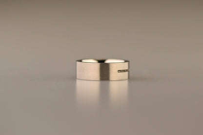 Ring als gedenksieraad 7 mm breed met één langwerpige streep waar as of haar  in verwerkt wordt.De asring is leverbaar in edelstaal, zilver en in 14 en 18 KT geelgoud/witgoud en roségoud. Alle