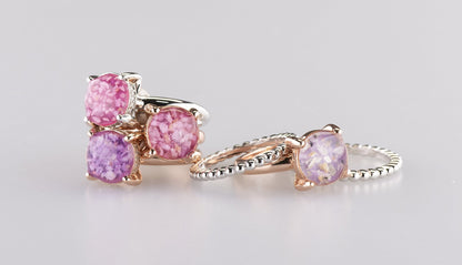 Gedenksieraad, asring 3 mm waar aan de bovenzijde zichtbaar as of haar verwerkt wordt, rondom aan de zijkant gezet met zirkonia's of diamanten naar keuze. 