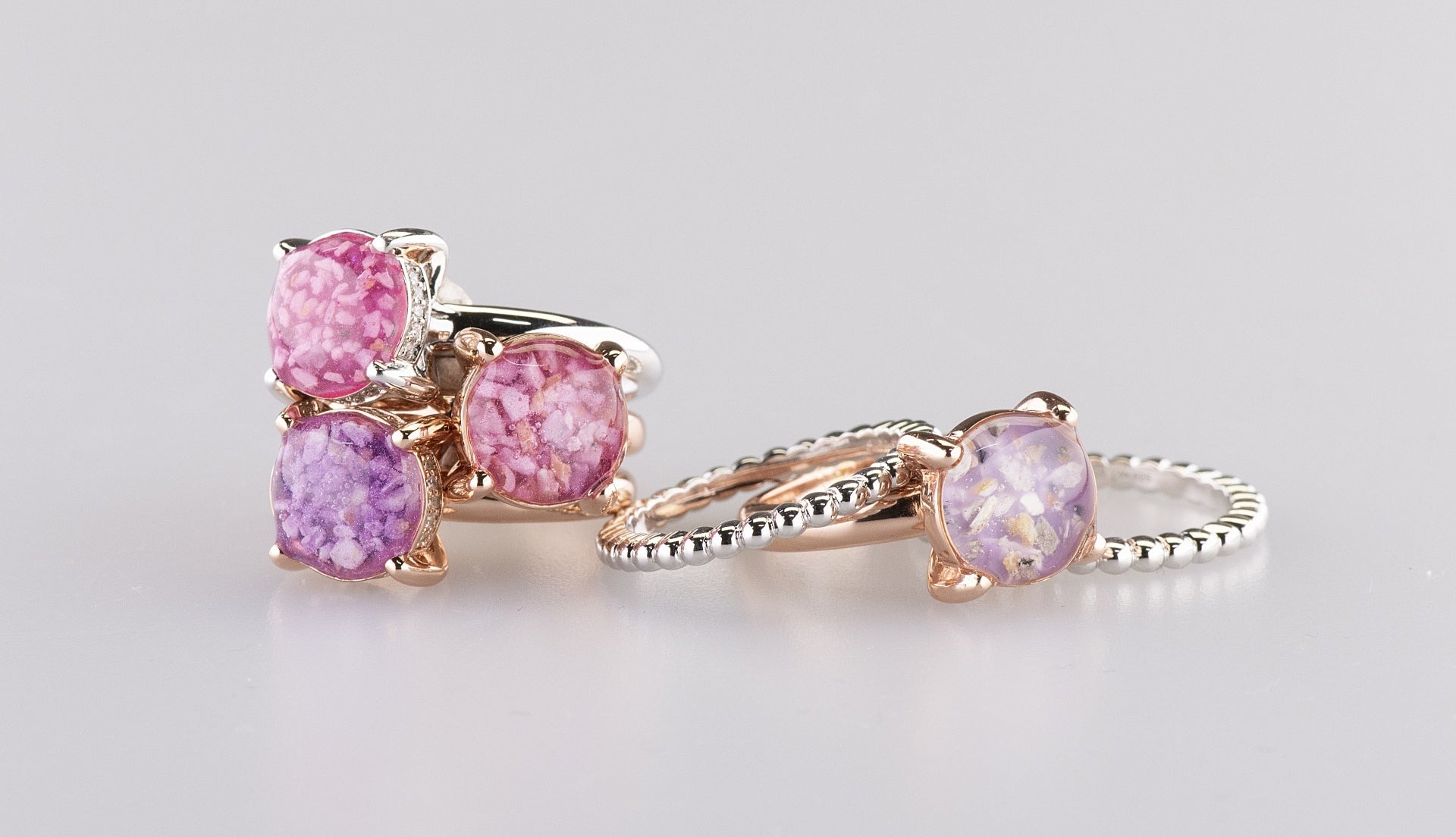 Gedenksieraad, asring 3 mm waar aan de bovenzijde zichtbaar as of haar verwerkt wordt, rondom aan de zijkant gezet met zirkonia's of diamanten naar keuze. 