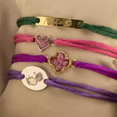 Satijnen koord armband, met graveerplaatje aan de voorzijde. Alle