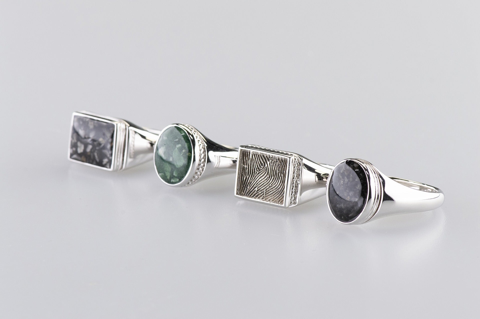 Ovale zegelring waar as of haar  in verwerkt wordt, een prachtig gedenksieraad. De asring is leverbaar in zilver en in 14 en 18 KT geelgoud/witgoud en roségoud. Alle