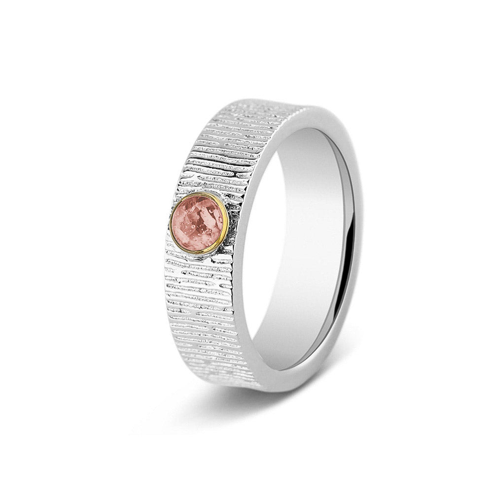 Ring 6 mm uit onze serie gedenksieraden, waar zichtbaar as of haar (of eventueel melktandjes of moedermelk) verwerkt wordt in het ronde ornamentje. Blush