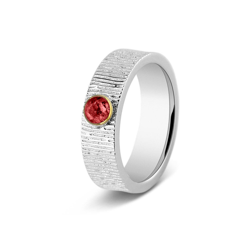 Ring 6 mm uit onze serie gedenksieraden, waar zichtbaar as of haar (of eventueel melktandjes of moedermelk) verwerkt wordt in het ronde ornamentje. Red