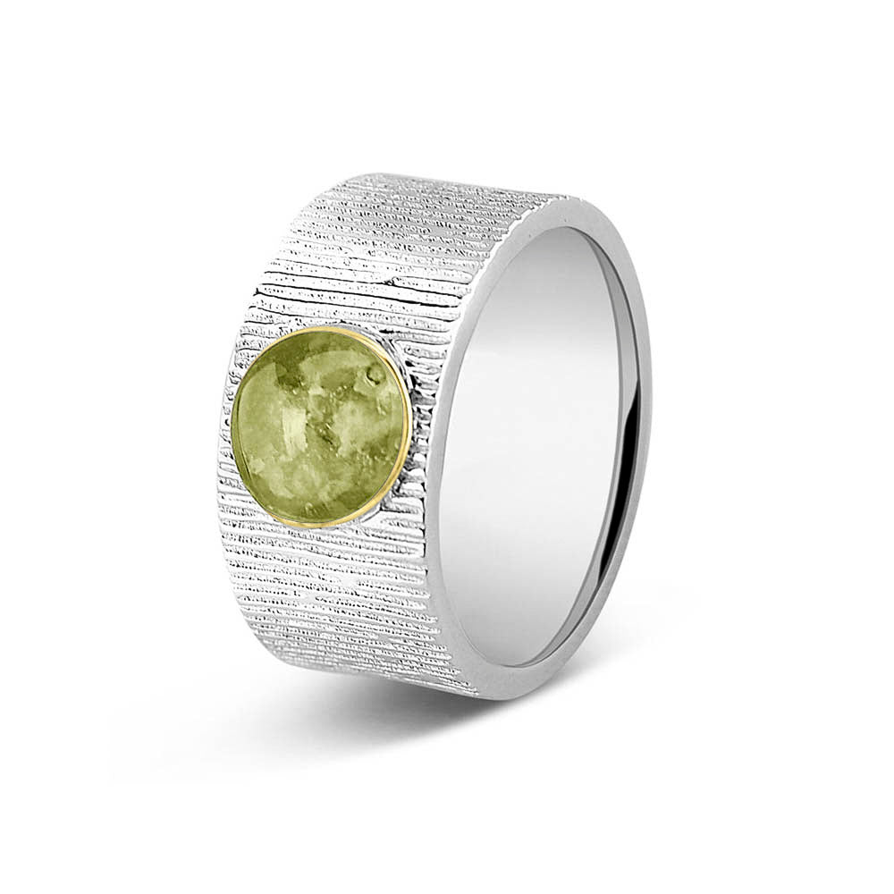 Zilveren herinneringsring 10 mm, waar zichtbaar as of haar verwerkt wordt in het sierlijke ronde ornamentje van 14 KT geelgoud. Olive