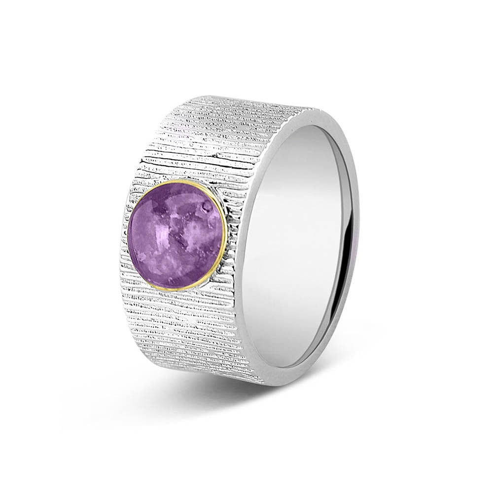Zilveren herinneringsring 10 mm, waar zichtbaar as of haar verwerkt wordt in het sierlijke ronde ornamentje van 14 KT geelgoud. Purple