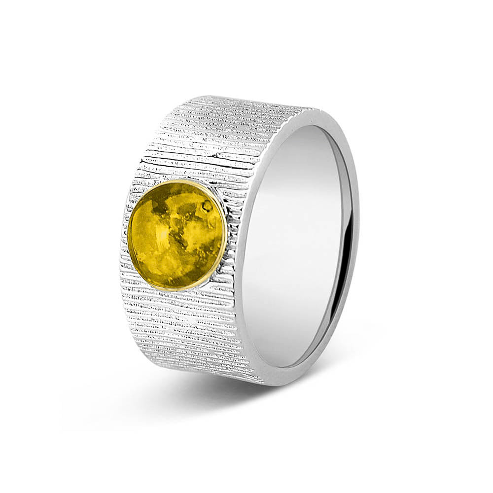 Zilveren herinneringsring 10 mm, waar zichtbaar as of haar verwerkt wordt in het sierlijke ronde ornamentje van 14 KT geelgoud. Yellow