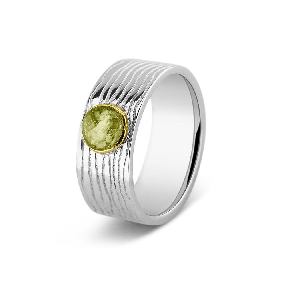 Zilveren herinneringsring 8 mm, waar zichtbaar as of haar verwerkt wordt in het sierlijke ronde ornamentje van 14 KT geelgoud. Olive