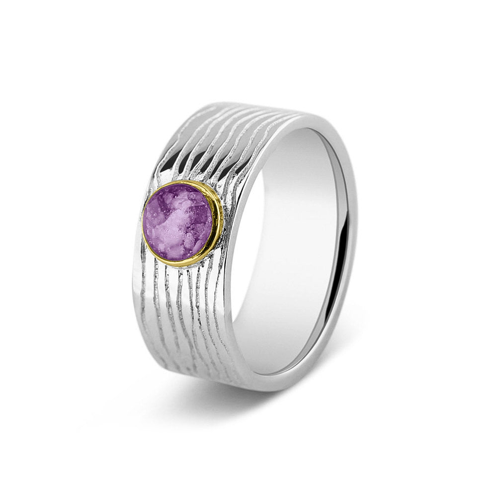 Zilveren herinneringsring 8 mm, waar zichtbaar as of haar verwerkt wordt in het sierlijke ronde ornamentje van 14 KT geelgoud. Purple