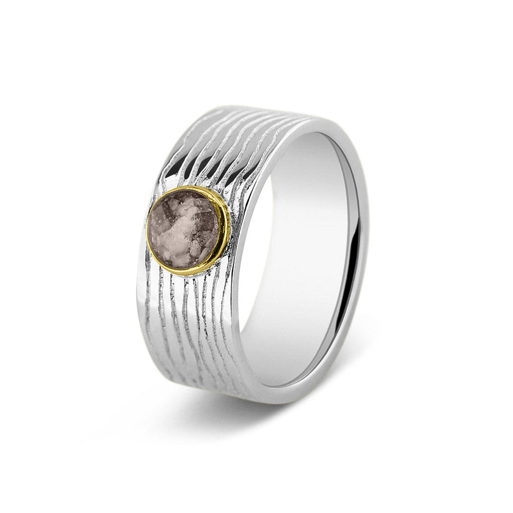 Zilveren herinneringsring 8 mm, waar zichtbaar as of haar verwerkt wordt in het sierlijke ronde ornamentje van 14 KT geelgoud. Silver
