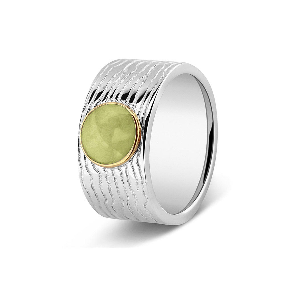 Zilveren herinneringsring 10 mm, waar zichtbaar as of haar verwerkt wordt in het sierlijke ronde ornamentje van 14 KT geelgoud. olive
